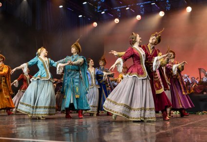 Zbliżenie na pary Artystów w kontuszach wykonujące choreografię taneczną