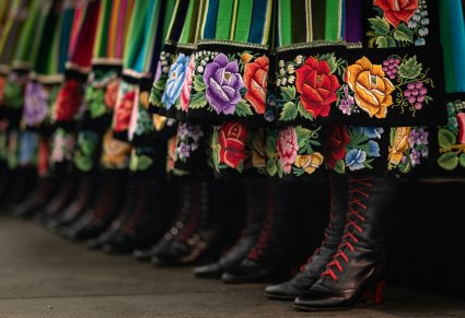 Detale kostiumu łowickiego damskiego - buty i dół spódnicy