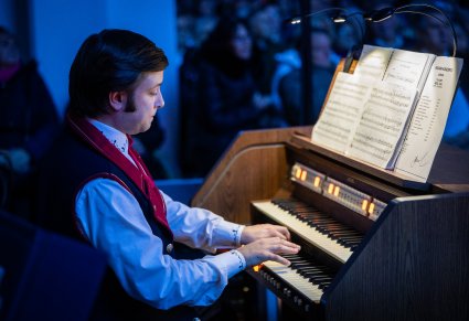 Zbliżenie na akompaniatora podczas gry na klawiszach