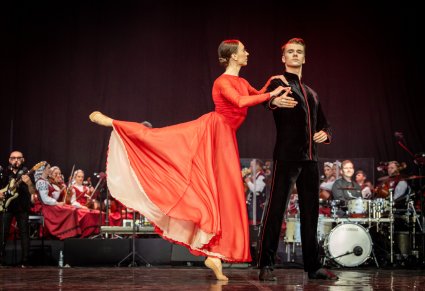 Zbliżenie na parę Artystów Baletu w kostiumach współczesnych podczas wykonywania choreografii tanecznej