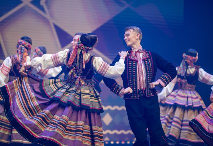 Zbliżenie na parę taneczną w kostiumach krzczonowskich na scenie