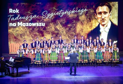 Dyrygent, chór i akompaniator podczas koncertu