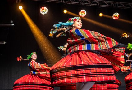 Artystki zespołu w kostiumach sieradzkich