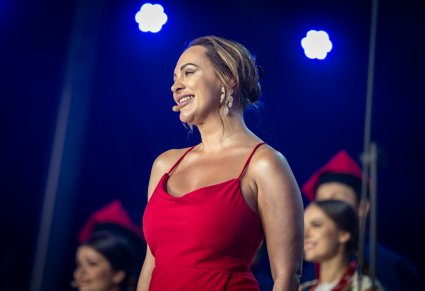 Zbliżenie na uśmiechniętą Solistkę w czerwonej sukience