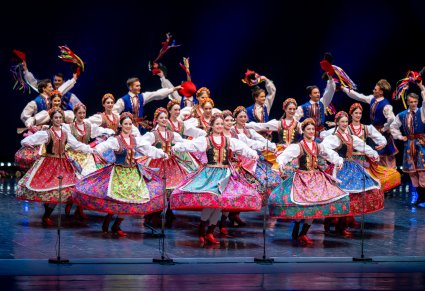 Artyści w kostiumach krakowskich podczas wykonywania choreografii tanecznej