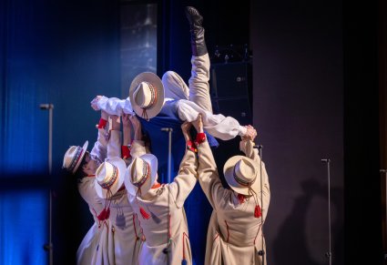 Zbliżenie na Artystów w kostiumach łańcuckich w trakcie wykonywania choreografii tanecznej