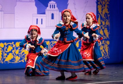 Zbliżenie na 3 przedszkolaków w kostiumach kujawskich