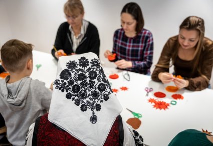 Uczestnicy warsztatów rękodzielniczych w Karolinie