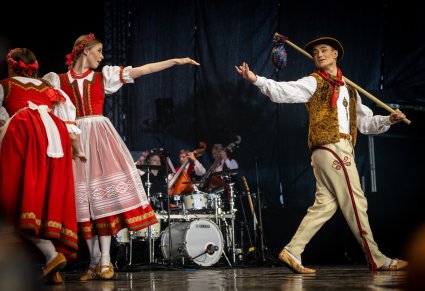 Zbliżenie na Artystów Baletu w kostiumach jurgowskich podczas wykonywania choreografii tanecznej