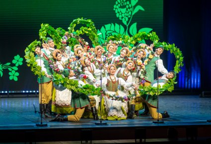 Zespół Mazowsze w kostiumach lubuskich na scenie