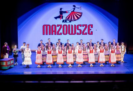 Artyści Zespołu Mazowsze w ukłonach na scenie