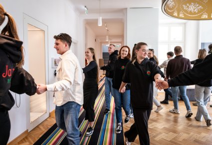 Zespół Jawor zwiedzający Centrum Folkloru Polskiego "Karolin"