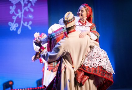 Zbliżenie na parę Artystów w kostiumach łańcuckich