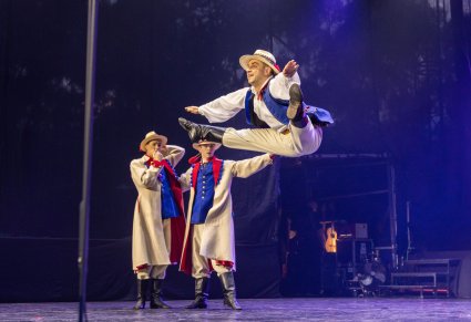 Artyści Baletu w kostiumach łańcuckich w trakcie wykonywania imponującej choreografii tanecznej