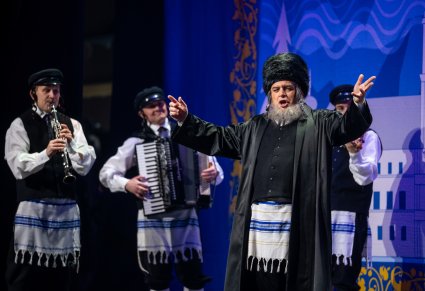 Postaci Żydów, trzech z nich gra na instrumentach