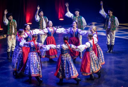 Tancerki w kostiumach spiskich na scenie w kole