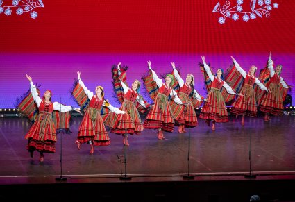 Na scenie pary Artystów  w kostiumach sieradzkich w trakcie wykonywania choreografii tanecznej