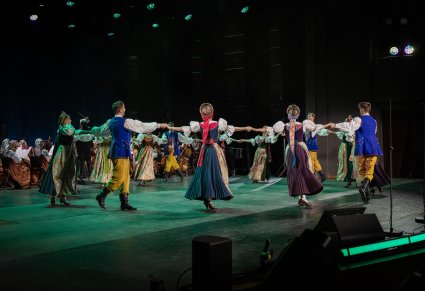 Na scenie Artyści Baletu w kostiumach rozbarskich w trakcie wykonywania choreografii tanecznej