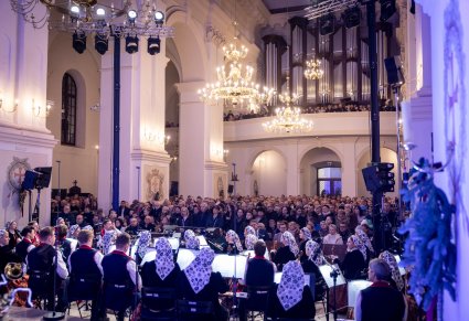 Widok na publiczność koncertu kolęd i pastorałek w przestrzeni kościelnej