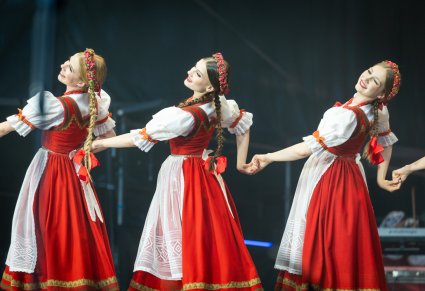 Zbliżenie na 3 Artystki w kostiumach jurgowskich w trakcie wykonywania choreografii tanecznej