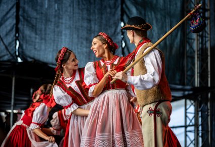 Na pierwszym planie trójka Artystów w kostiumach jurgowskich