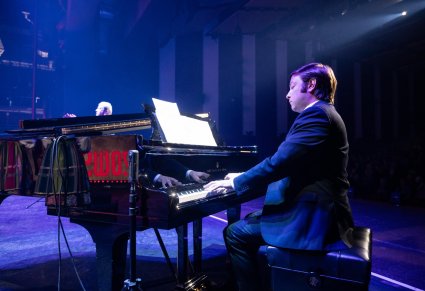 Akompaniator grający na fortepianie