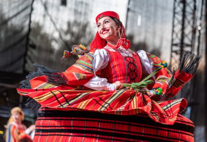 Artystka na scenie z uśmiechem w kostiumie sieradzkim