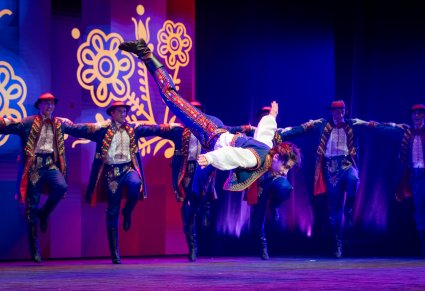 Zbliżenie na tancerza w kostiumie podegrodzkim podczas akrobacji tanecznej