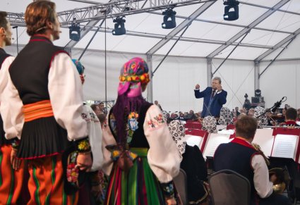 Perspektywa zza chóru, widoczna część orkiestry w kostiumach wilanowskich, w tle dyrygujący Dyrektor zespołu