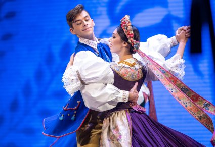 Para Artystów w kostiumach opolskich w trakcie wykonywania choreografii tanecznej
