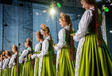 Tancerki baletu, w kostiumach lubuskich, podczas tańca na scenie