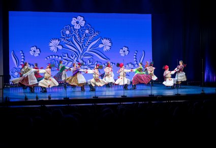 Pary Artystów w kostiumach krakowskich podczas wykonywania choreografii tanecznej