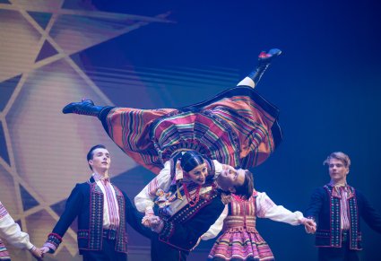 Tancerka w kostiumie krzczonowskim podczas akrobacji na scenie