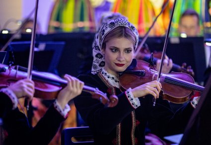 Zbliżenie na artystkę orkiestry podczas koncertu