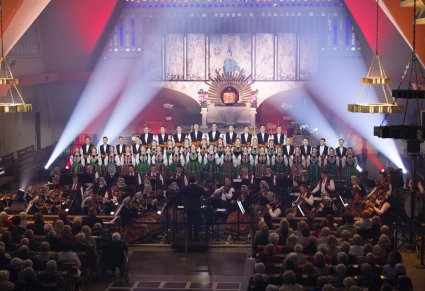 Widok na ołtarz w kościele Św. Marcina. Przed ołtarzem Chór w kostiumach łowickich, Orkiestra w kostiumach wilanowskich oraz Dyrygent