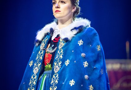 Postać Matki Boskiej w koronie i w królewskiej pelerynie