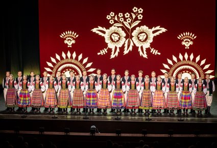 Chór w kostiumach podlaskich na scenie