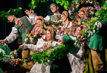 Tancerze w kostiumach lubuskich na scenie