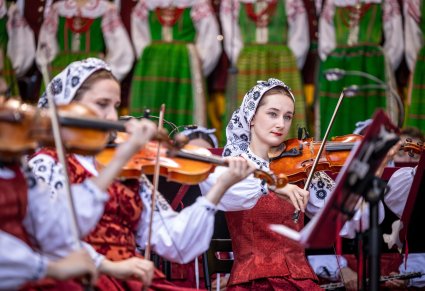 Zbliżenie na Artystki Orkiestry w kostiumach wilanowskich podczas gry na instrumentach smyczkowych