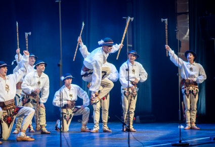 Tancerze w kostiumach podhalańckich na scenie