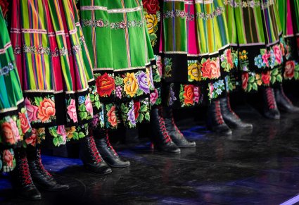 Zbliżenie na spódnice i buty kostiumu łowickiego