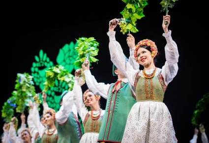 Tancerze w kostiumach lubuskich na scenie