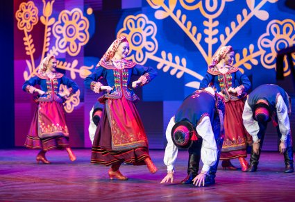 Artyści w kostiumach podegrodzkich podczas układu tanecznego na scenie