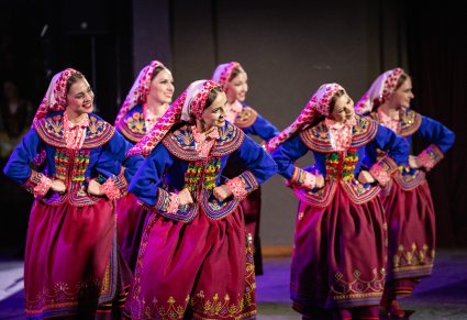 Zbliżenie na 6 Artystek w kostiumach podegrodzkich w trakcie wykonywania choreografii tanecznej