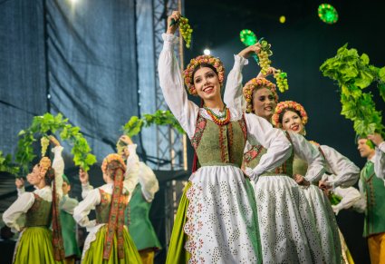 Tancerki baletu w kostiumach lubuskich, podczas lubuskiego winobrania