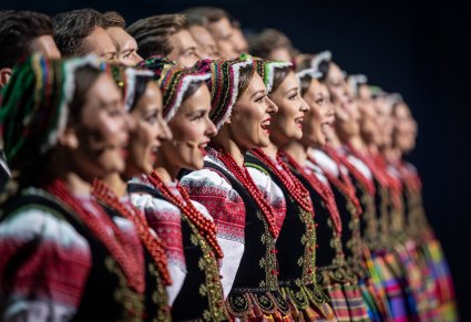 Zbliżenie na artystki chóru w kostiumach podlaskich