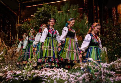 Chórzystki w kostiumach łowickich, wchodzące na scenę festiwalu