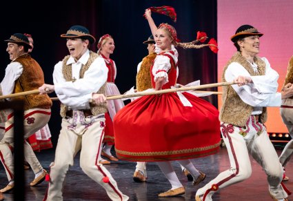Zbliżenie na Artystów Baletu w kostiumach jurgowskich w trakcie imponującej choreografii tanecznej