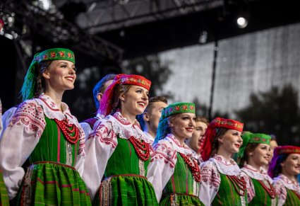 Zbliżenie na Artystki Chóru w kostiumach kurpiowskich na scenie