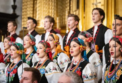 Zbliżenie na część Artystów Chóru w kostiumach łowickich w trakcie śpiewu